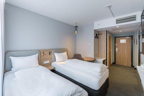 Standard Twin Room image 2