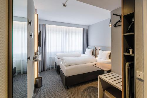 Standard Twin Room image 3