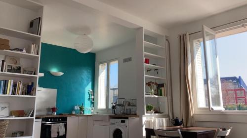 studio lumineux avec vue sur le canal, Parigi (foto 9)
