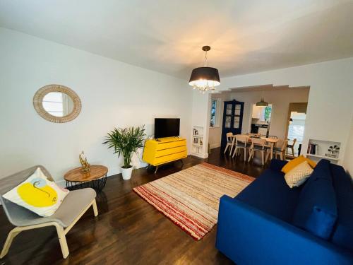 3 Bedroom Apartment with Backyard Oasis (1T) near ช็อปส์ แอท เมอร์ริค พาร์ค