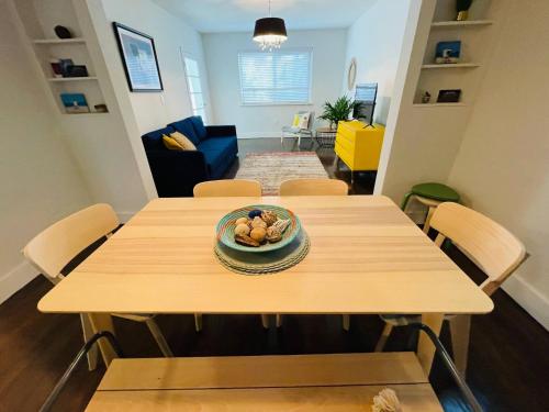 บริการและสิ่งอำนวยความสะดวก, 3 Bedroom Apartment with Backyard Oasis (1T) near ช็อปส์ แอท เมอร์ริค พาร์ค