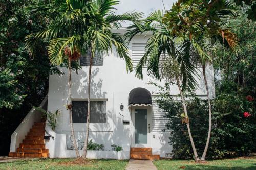บริการและสิ่งอำนวยความสะดวก, 3 Bedroom Apartment with Backyard Oasis (1T) near ช็อปส์ แอท เมอร์ริค พาร์ค