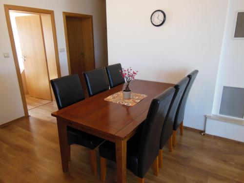 設施, APARTMAN SLAVKOV home & parking in 羅瓦萊斯那