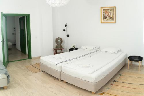 2 bedrooms, 5 beds