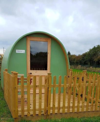 Фасада на хотела, Green Dragon Pod - Sleeps 2 & Parking in Trewern
