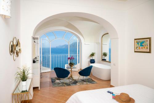 Queen Suite with Sea View image 10