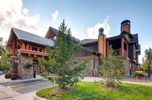 Luxury Ski-Inski-Out Bluesky 2 Bedroom Condo