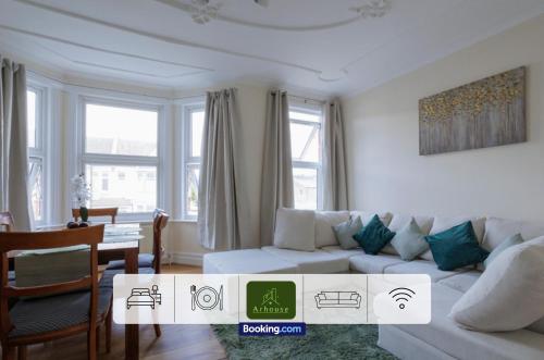 3 Bedroom Apartment By Arhouse Apartments Short Lets & Serviced Accommodation Kensal Rise With Free WiFi & Free Parking, Londyn