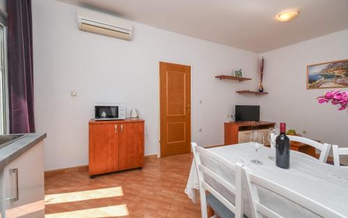 One-Bedroom Apartment - Ground Floor image 2
