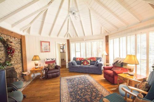 Incredible Vacation Rental for Large Groups on 20 Acres in Reliance, Tennessee in Austral (TN)