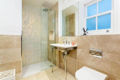 Veeve - The Westminster Courtyard Apartment - main image