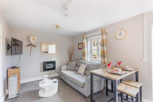 Lesbury Lodge - (a 'bijou residence') with hot tub in Lesbury