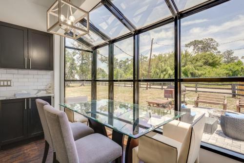 Pool Table, Fire Pit Spacious Home in Dover! in Thonotosassa