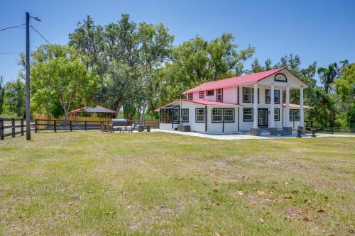 Pool Table, Fire Pit Spacious Home in Dover! in Thonotosassa