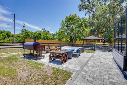 Pool Table, Fire Pit Spacious Home in Dover! in Thonotosassa