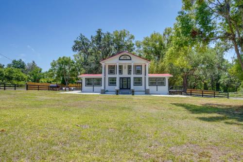 Pool Table, Fire Pit Spacious Home in Dover! in Thonotosassa