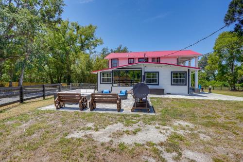 Pool Table, Fire Pit Spacious Home in Dover! in Thonotosassa