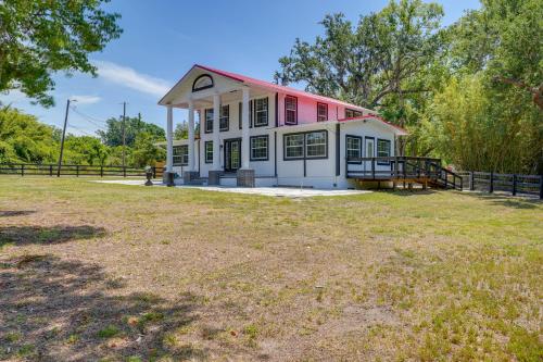 Pool Table, Fire Pit Spacious Home in Dover! in Thonotosassa