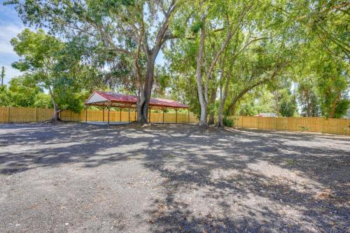 Pool Table, Fire Pit Spacious Home in Dover! in Thonotosassa