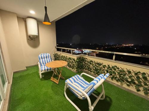 2 Bed w/Balcony @ GoldCrest Mall DHA - image 3
