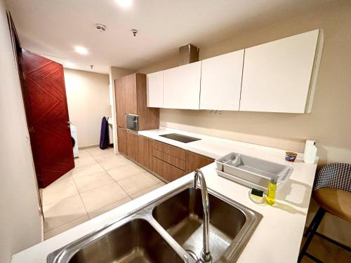 Bauhaus Design @ Gold Crest Mall - image 3