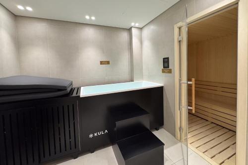 Stylish Studio with Jacuzzi in Business Bay, Dubaï (photo 11)