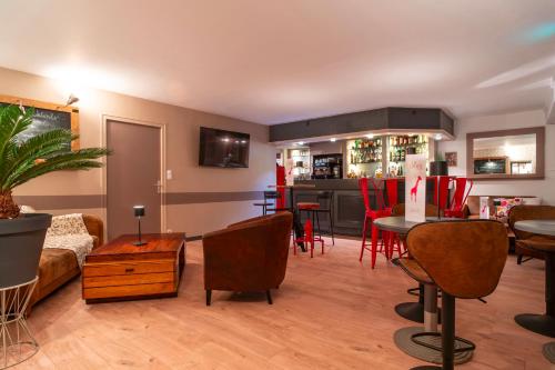 Bar/lounge, Logis Hotel Vannes Nord Le Clos Des Hortensias in Locqueltas