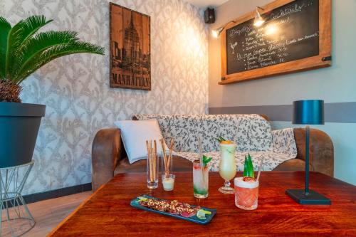 Bar/lounge, Logis Hotel Vannes Nord Le Clos Des Hortensias in Locqueltas