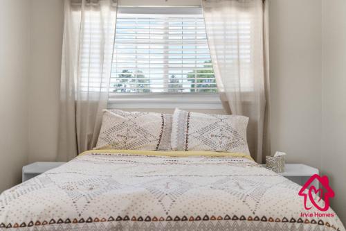 Chapala Charm 6BR Family Oasis - An Irvie Home in Albuquerque, USA