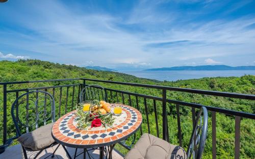 Two-Bedroom Apartment with Balcony and Sea View