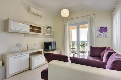 One-Bedroom Apartment with Balcony