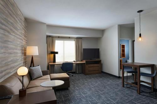 One-Bedroom King Suite with Sofa Bed and Roll-in Shower - Mobility Accessible