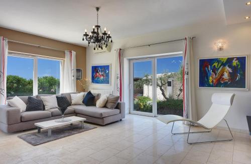 Three-Bedroom House with Private Pool 