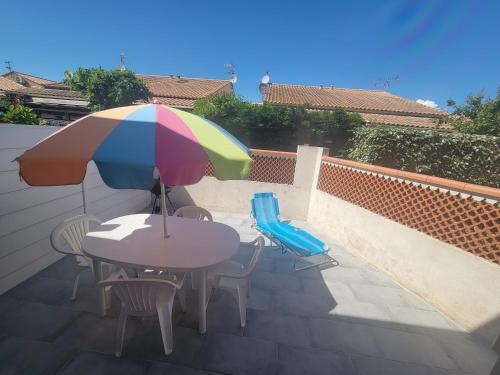 Maison T2 cabine 4 couchages, terrasse cloturee, residence Sun village avec piscine commune, 300m de in Portiraņa