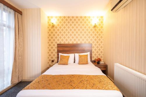 1 double bed, 1 twin bed