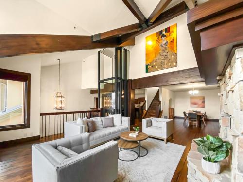 2744 The Cove! Modern Luxury Townhome with Hot Tub, Pool, Private Elevator, and Shuttle to the Slopes! by SkyRun Park City