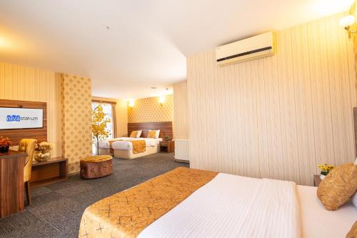 1 double bed, 2 twin beds