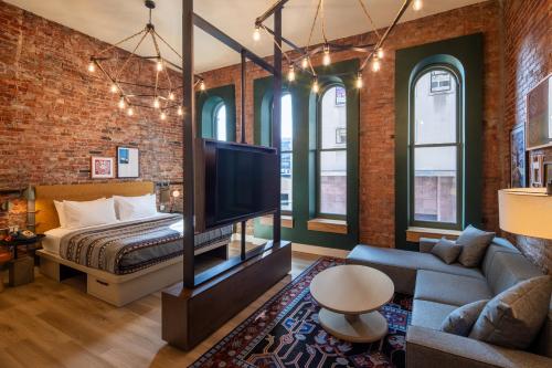 Moxy Cincinnati Downtown near Great Amerikai Labda Park