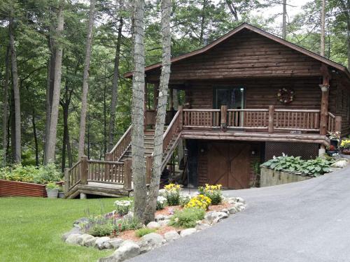 Creekside Log Cabin Rental with Kayaks in Saugerties, New York in 索格蒂斯