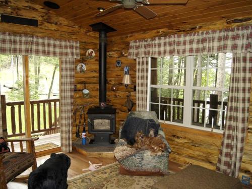 Creekside Log Cabin Rental with Kayaks in Saugerties, New York in 索格蒂斯