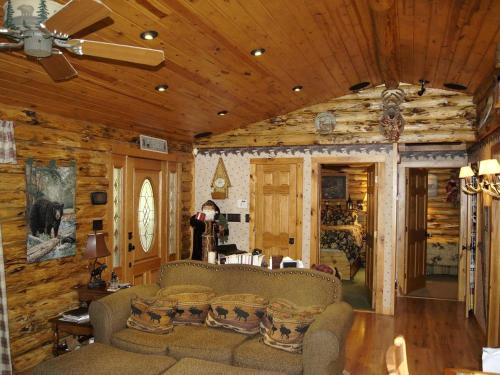 Creekside Log Cabin Rental with Kayaks in Saugerties, New York in 索格蒂斯