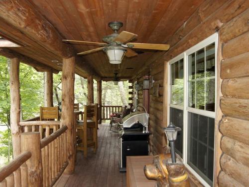 Creekside Log Cabin Rental with Kayaks in Saugerties, New York in 索格蒂斯