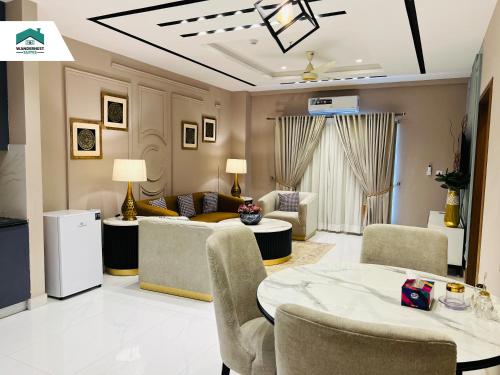 Ruby - Chic & Luxury WanderNest Suite at B3 Heights with Gym in Bahria Town Ph-8, Rawalpindi (zdjęcie 9)