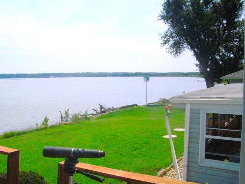 Family-Friendly Waterfront Cottage near the Shimek State Forest and the Mississippi River, Iowa in Nauvoo (IL)
