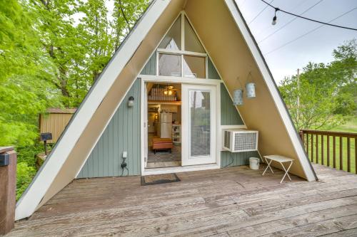 Cozy Cabin with Fire Pit Walk to Lake Taneycomo!, Rockaway Beach