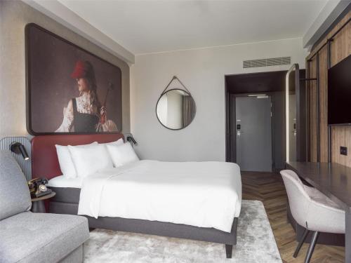 1 queen bed, 1 sofa bed