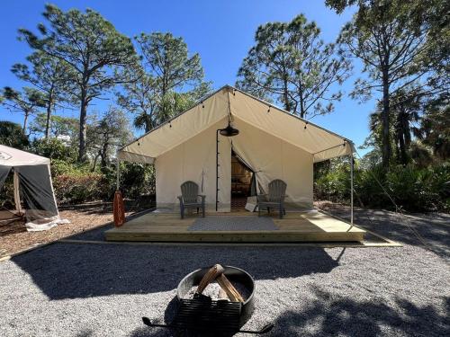 Charming Secluded Tented Cabin in Sarasota, Florida in Osprey (Florida)