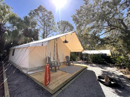Charming Secluded Tented Cabin in Sarasota, Florida in Osprey (Florida)