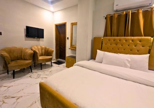 Hotel Crown Palace - image 4