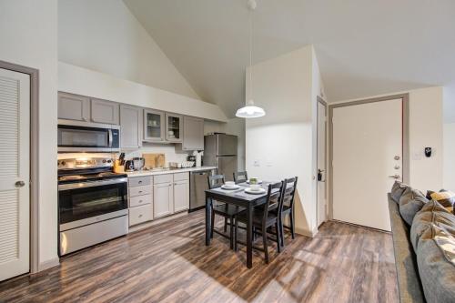 Cozy 2BR 2BA Condo in Houston Medical Center Free Parking & Fast Wi-Fi near โรดิโอฮูสตัน หรือ ฮูสตันไลฟ์สต็อกโชว์แอนด์โรดิโอ